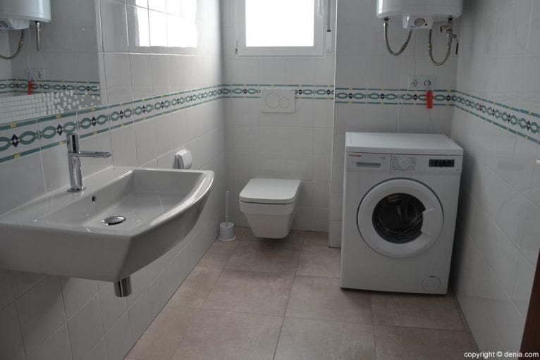 Baño con lavadora de la vivienda tutelada de APROSDECO