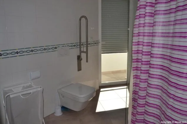 APROSDECO inaugura su segunda vivienda tutelada para personas con discapacidad psíquica 5 Baño de la vivienda tutelada por APRSDECO