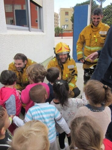 Bomberos con los alumnos del colegio cervantes