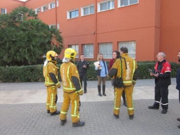 Bomberos en el colegio Cervantes