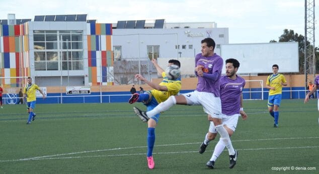 Borja disparando a portería