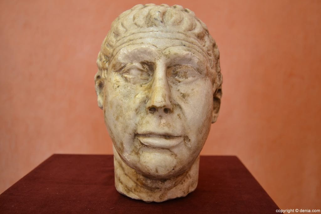 Cabeza de mármol donada por Pepe El Pegolí al Ayuntamiento de Dénia