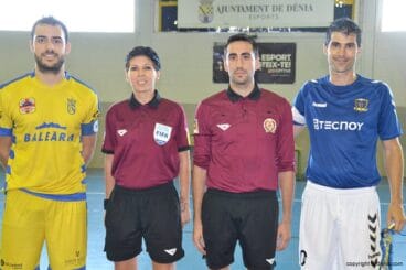 Capitanes del Dénia Futsal y Tecnoy Gran Preña con los árbitros