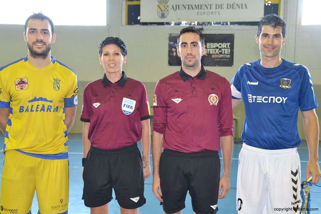 Capitanes del Dénia Futsal y Tecnoy Gran Preña con los árbitros