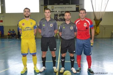 Capitanes del Dénia Futsal y del San Clemente FS con los árbitros