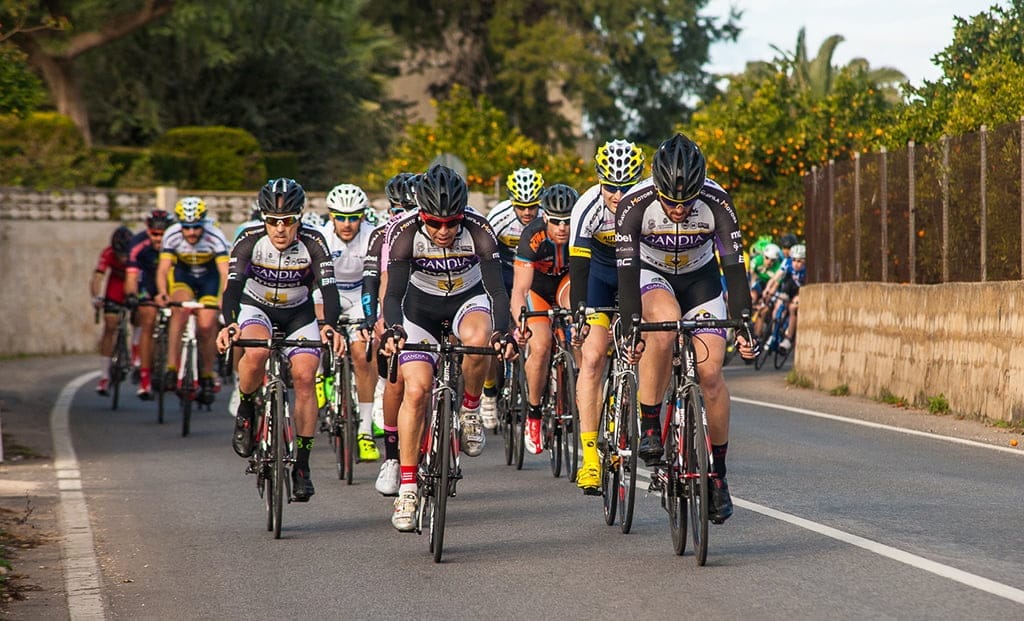 Ciclistas en el Cami de Gandía