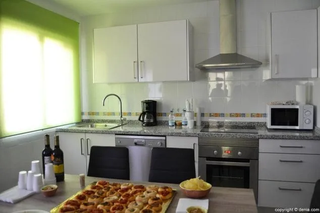 APROSDECO inaugura su segunda vivienda tutelada para personas con discapacidad psíquica 6 Cocina de la casa tutelada por APROSDECO