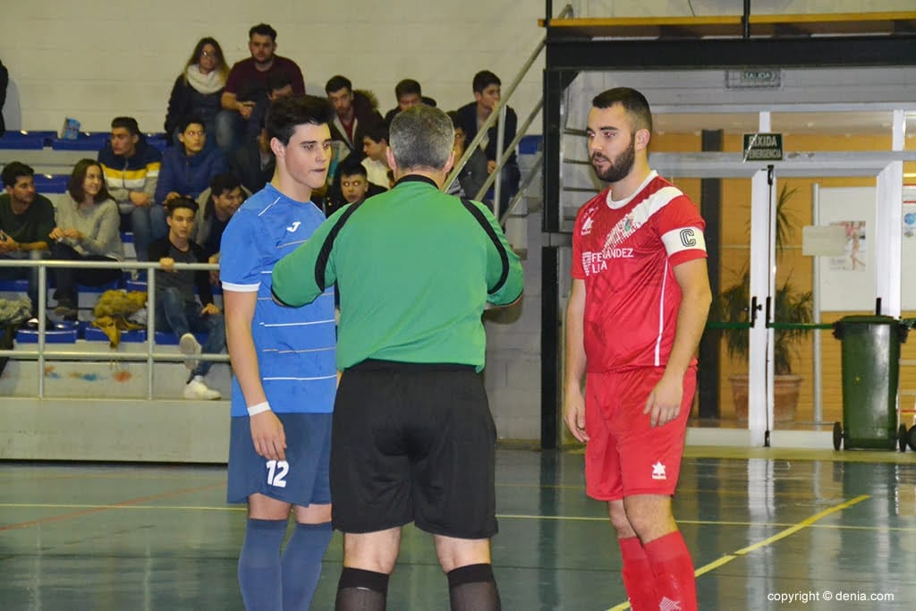 El capitán del Paidos durante el sorteo de campos