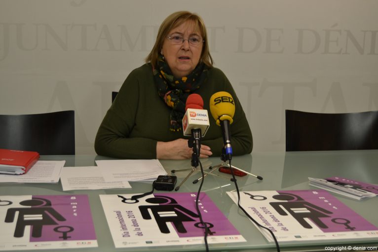Elisabet Cardona presentando los actos del Día Internacional de la Mujer