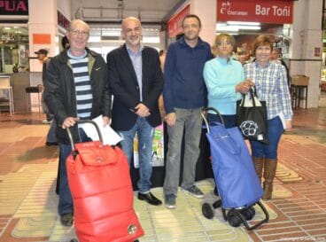 Entrega de los carros de la compra del Mercat Municipal