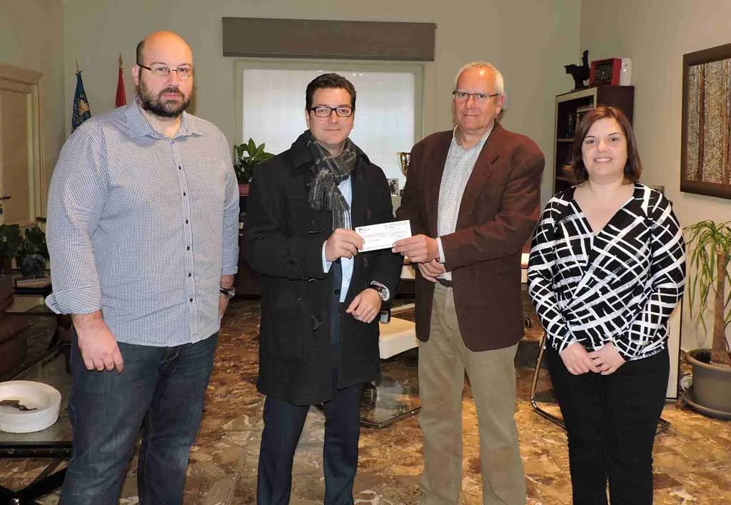 La empresa de recogida de ropa y calzado dona a la Mesa Solidaria más de 5.800 euros 1 Entrega del cheque de Texlimca al Ayuntamiento