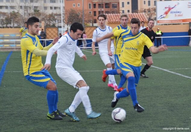 Ferrán jugando el balón