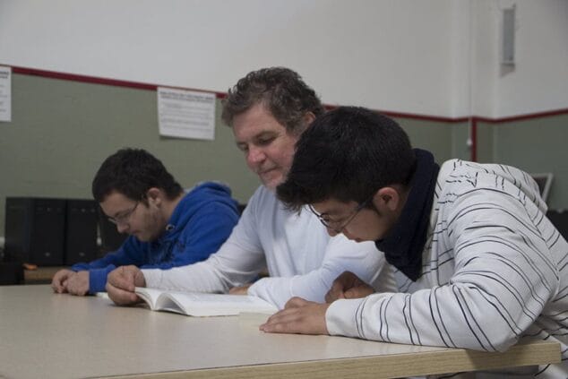 Jimmy Higueras con dos alumnos