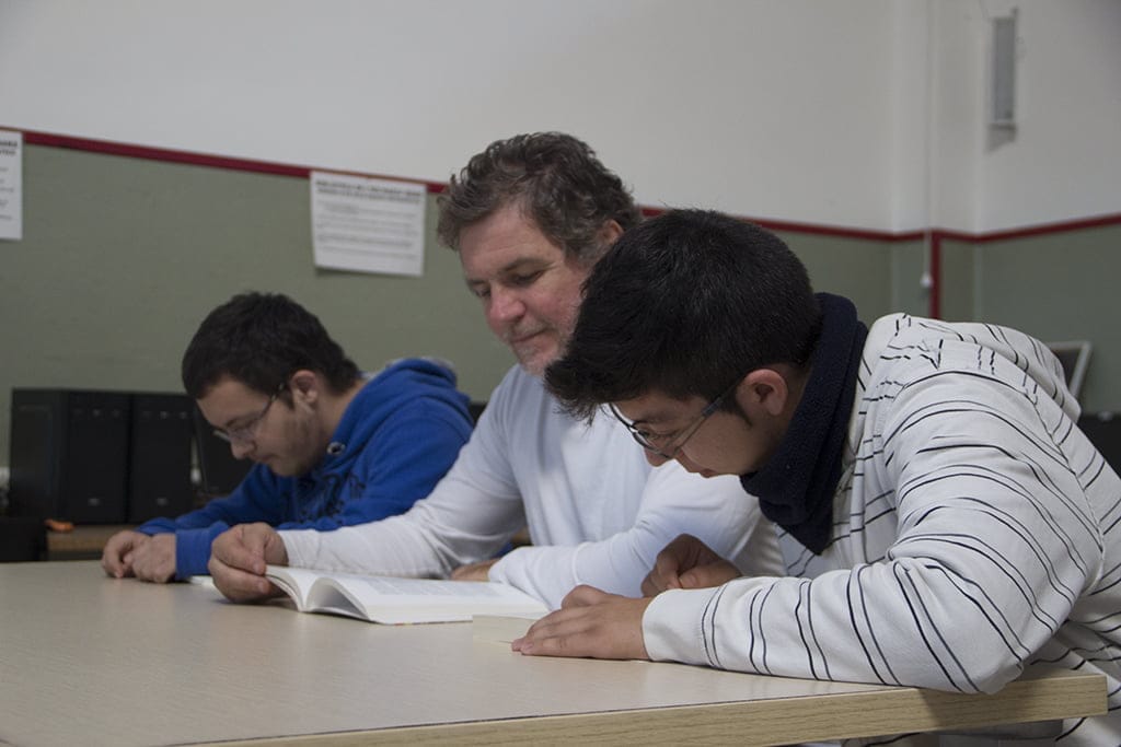 Jimmy Higueras con dos alumnos