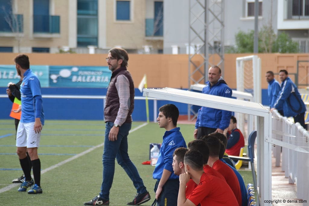 UE Tavernes-CD Dénia un duelo de gallitos en el grupo III de Preferente 1 Juan Carlos Signes dirigiendo a su equipo en la banda