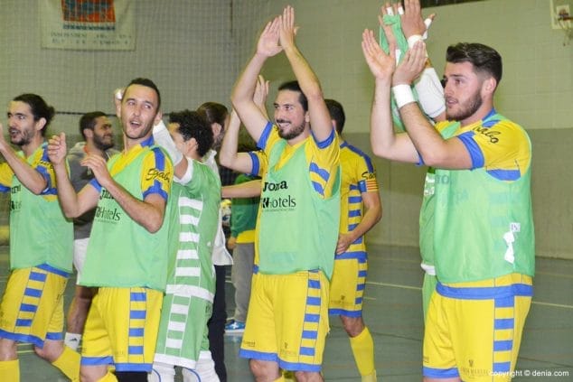 Espectacular remontada del Dénia Futsal ante el Manzanares FS 8 Jugadores aplaudiendo a la afición