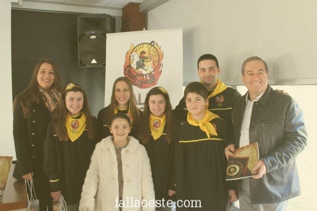 Las falleras mayores de Dénia en la presentación de los llibrets del Oeste