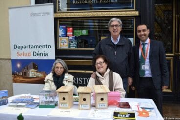Mesa de la AECC en el Día Mundial Contra el Cáncer
