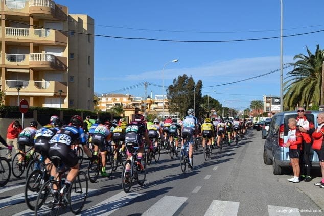 Javier Benítez fue el vencedor de la etapa de la Volta Ciclista a la Marina de Dénia 5 Paso pelotón meta voltante