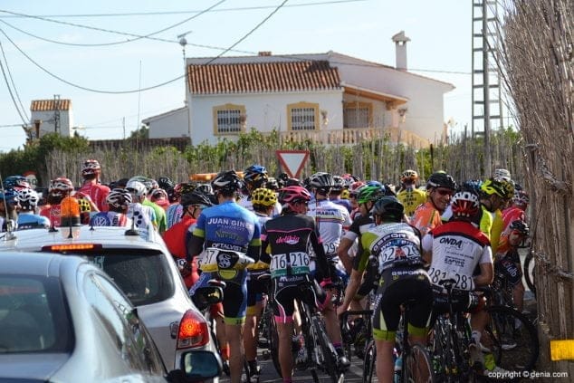 Javier Benítez fue el vencedor de la etapa de la Volta Ciclista a la Marina de Dénia 9 Pelotón detenido