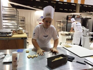 Raquel López preparando sus creaciones