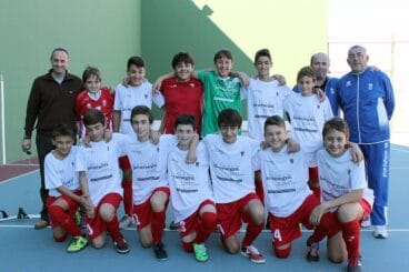 Raúl Gil con sus chicos del infantil del Paidos