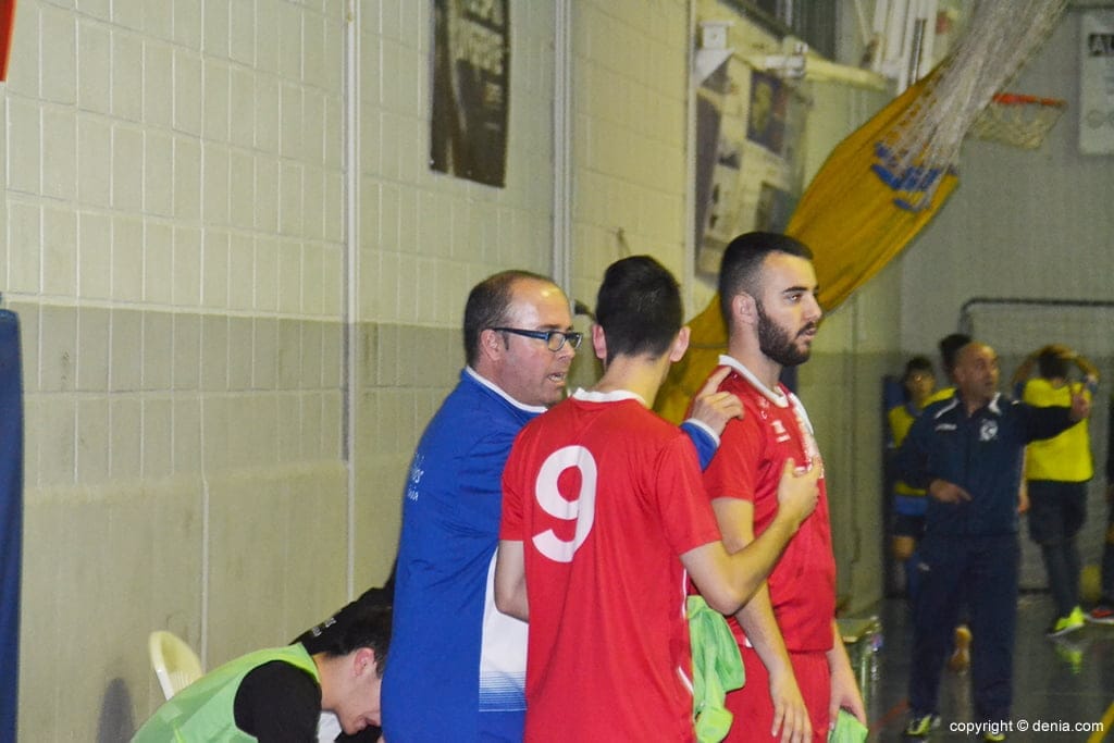 Raúl Gil dando insrtucciones a sus jugadores