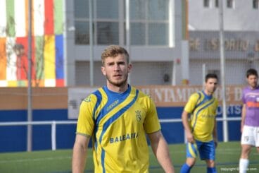 Renzó autor del primer gol del CD Dénia