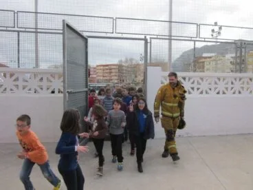 Simulacro de emergencia en el colegio Cervantes