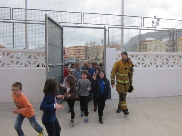Simulacro de emergencia en el colegio Cervantes