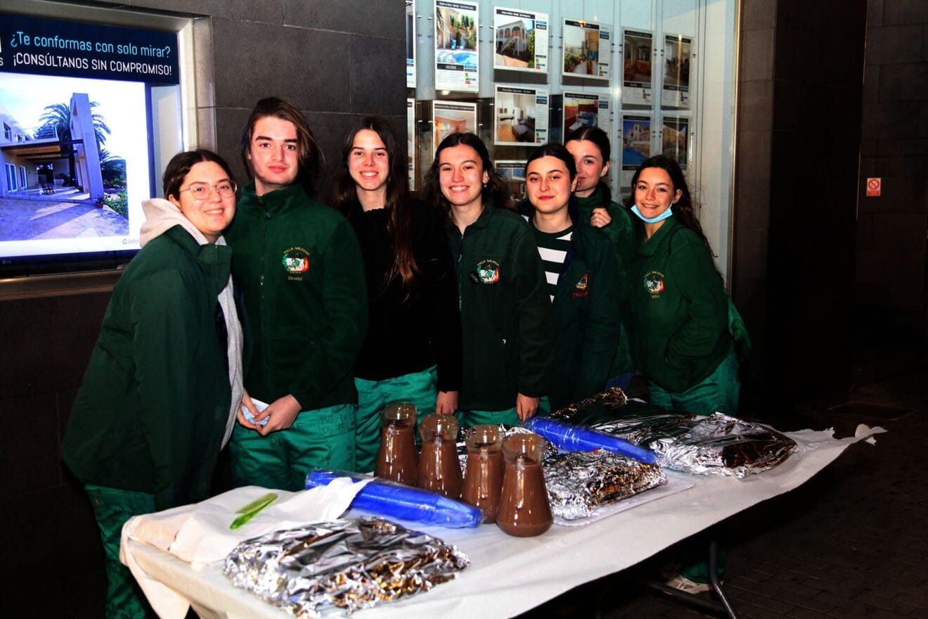 Comisión de la Saladar durante la chocolatada de la Nit d'Albades