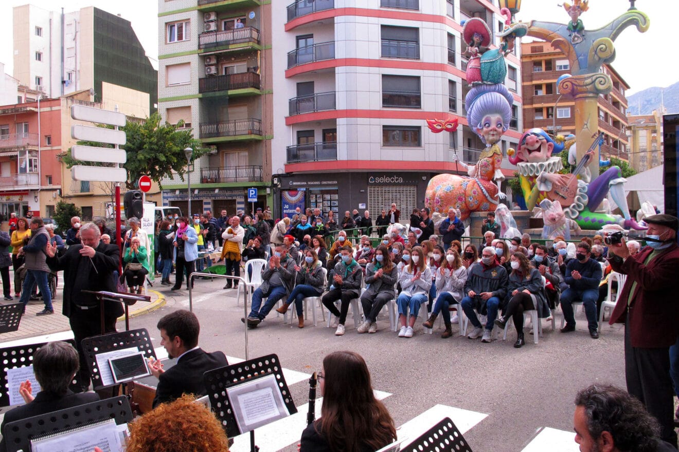 Concierto de la Agrupación Artística Musical de Dénia frente al monumento de la Falla Saladar