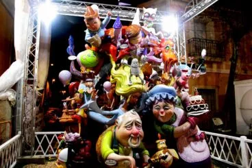 Monumento infantil de la falla Oeste de 2022 de noche