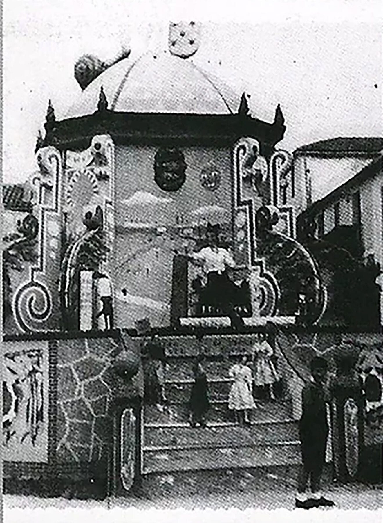 Primer monumento de la falla Oeste de 1949
