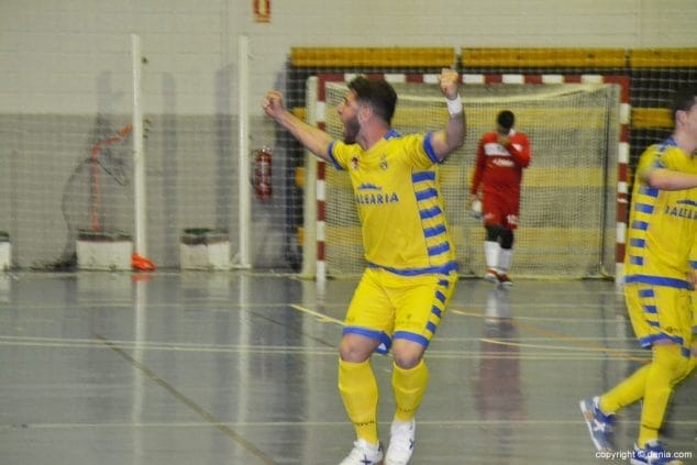 Espectacular remontada del Dénia Futsal ante el Manzanares FS 6 Álex Pla levantando al público