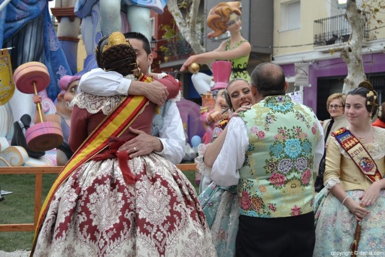 Visita de las falleras mayores de Dénia al Oeste
