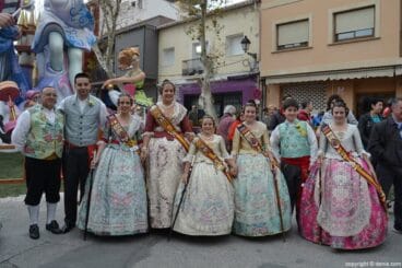Visita de las falleras mayores de Dénia al Oeste