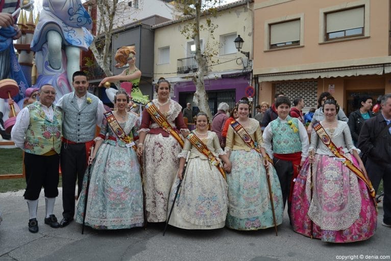 Visita de las falleras mayores de Dénia al Oeste