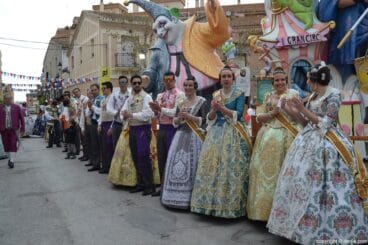 Visita de las falleras mayores de Dénia al Oeste