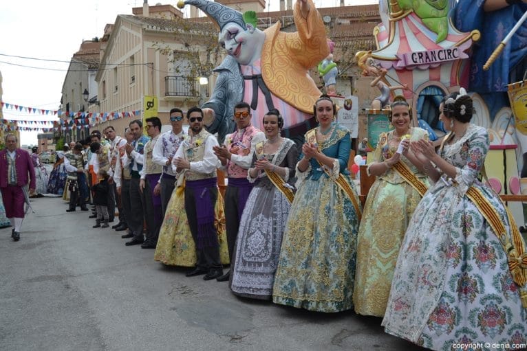 Visita de las falleras mayores de Dénia al Oeste