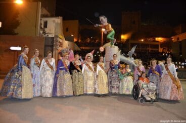 Cremà fallas Dénia 2016 – Falleras mayores y corte de honor frente  ala falla