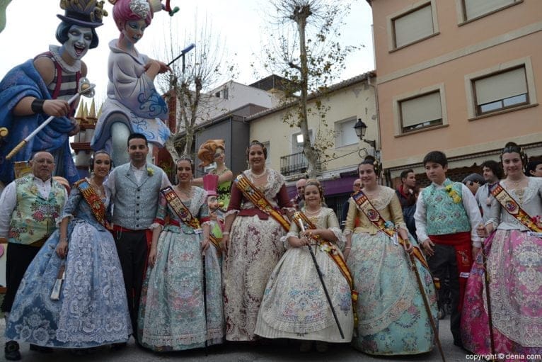 Visita de las falleras mayores de Dénia al Oeste