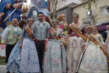 Visita de las falleras mayores de Dénia al Oeste