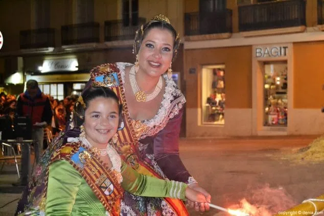 Las fallas de 2016 pasaron a la historia en la nit de la cremà 10 09 crema fallas denia 2016 marina y alejandra