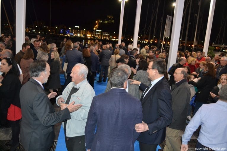 Asistentes a la inauguración de Plaza Levante en El Portet Dénia