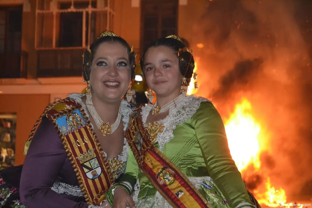 Las fallas de 2016 pasaron a la historia en la nit de la cremà 1 Cremà fallas Dénia 2016 - Marina y Alejandra