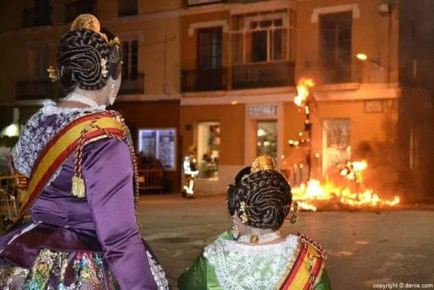 Las fallas de 2016 pasaron a la historia en la nit de la cremà 16 15 crema fallas denia 2016 falleras mayores