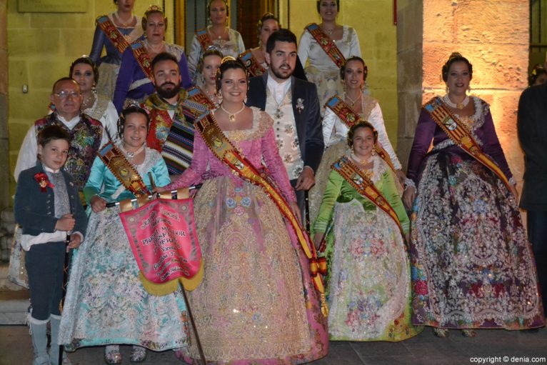 La falla Baix la Mar gana el premio del desfile de la ofrenda