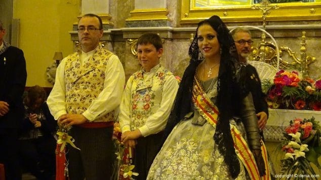 Las falleras mayores ofrendaron sus ramos a la Mare de Déu dels Desemparats 13 15 ofrenda de flores fallas denia 2016 falla les roques