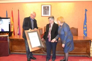 Homenaje a la Hermana Pilar Adell – entrega del cuadro